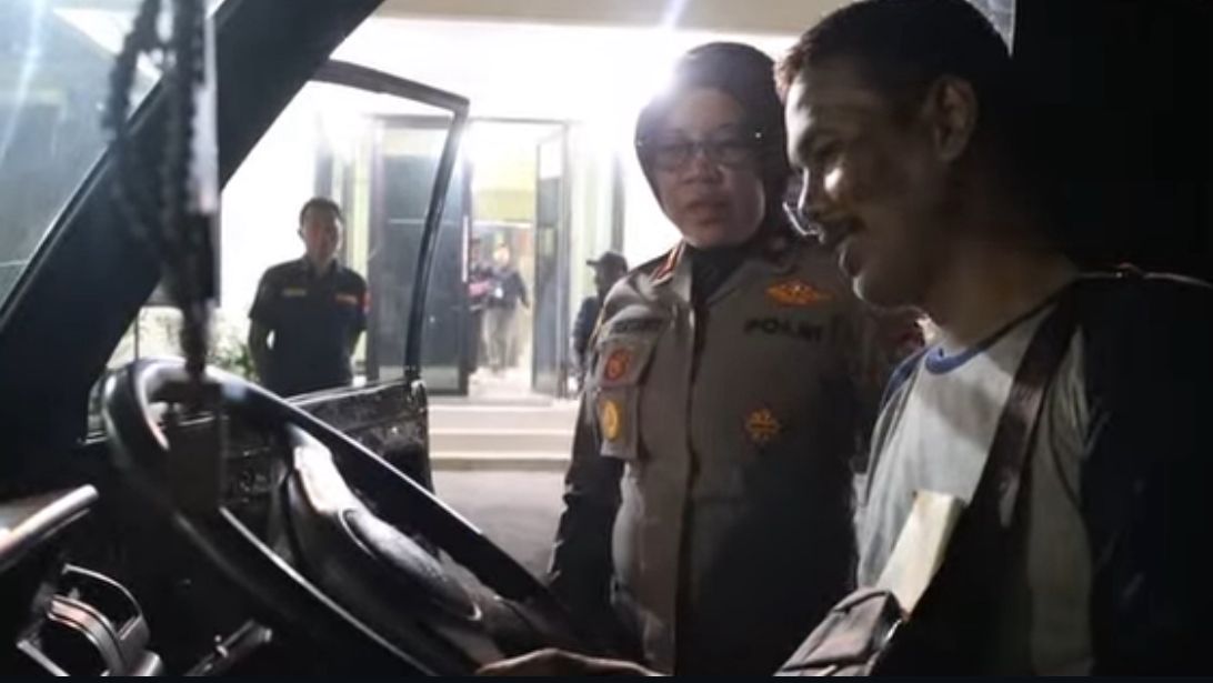 Kabupaten Bekasi - Kapolsek Tambun Selatan, Kompol Wuriyanti menyerahkan unit mobil yang digelapkan ke pemiliknya.