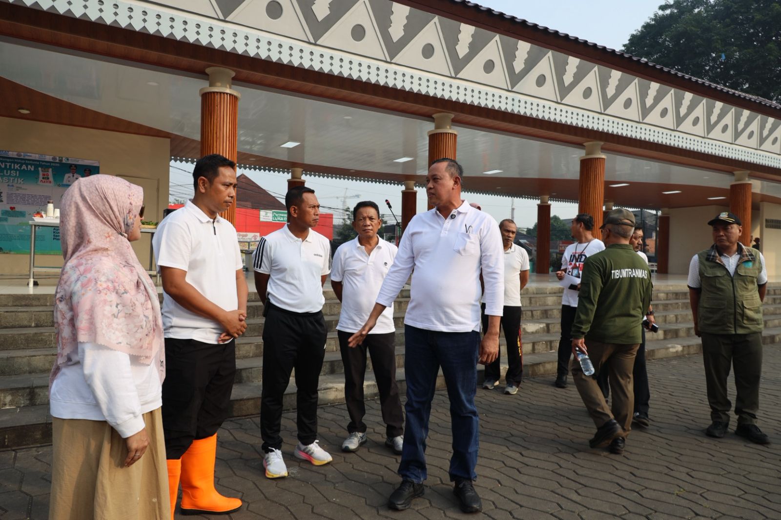 Kota Bekasi - Wali Kota Bekasi Tri Adhianto dalam Apel K3 dalam rangka peringatan Hari Lingkungan Hidup se-Dunia Tingkat Kota Bekasi Tahun 2025, yang digelar di Alun-Alun M. Hasibuan, Rabu (5/6/2025).