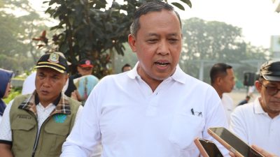 Kota Bekasi - Wali Kota Bekasi Tri Adhianto saat diawawancara di Alun -Alun M Hasibuan Kota Bekasi.