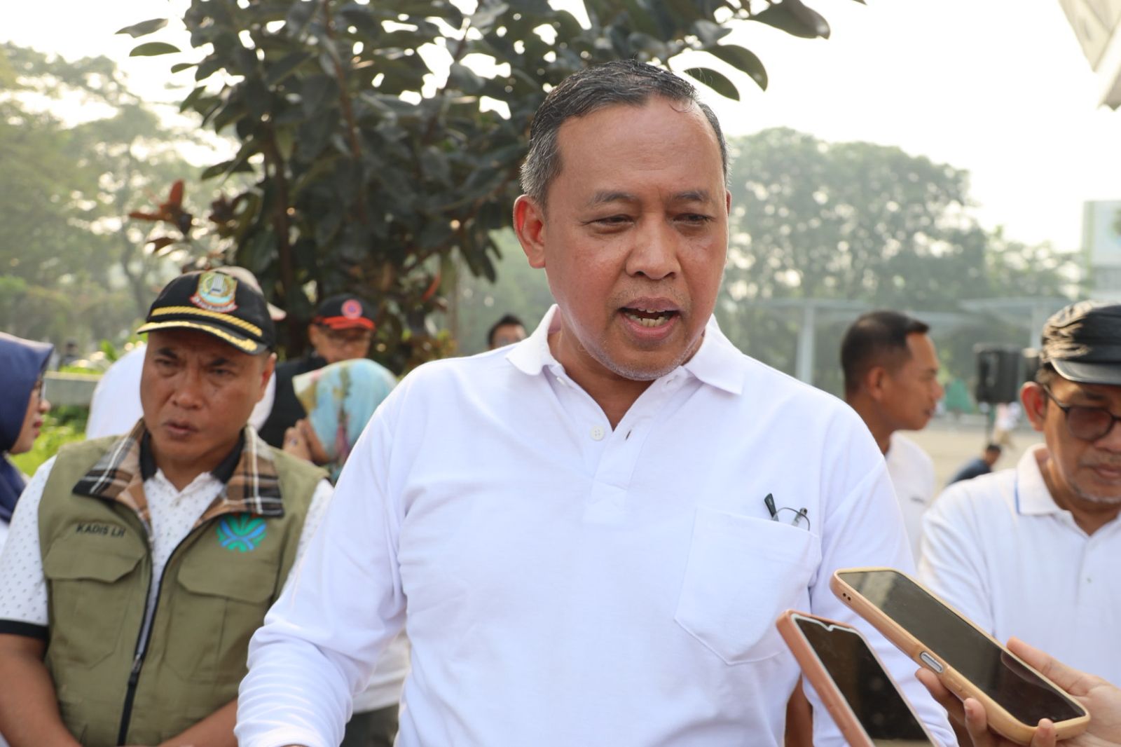 Kota Bekasi - Wali Kota Bekasi Tri Adhianto saat diawawancara di Alun -Alun M Hasibuan Kota Bekasi.