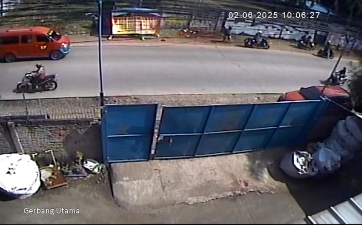 Kabupaten Bekasi - CCTV merekam detik-detik wanita di Cikarang alami perampasan paksa oleh DC Gadungan.