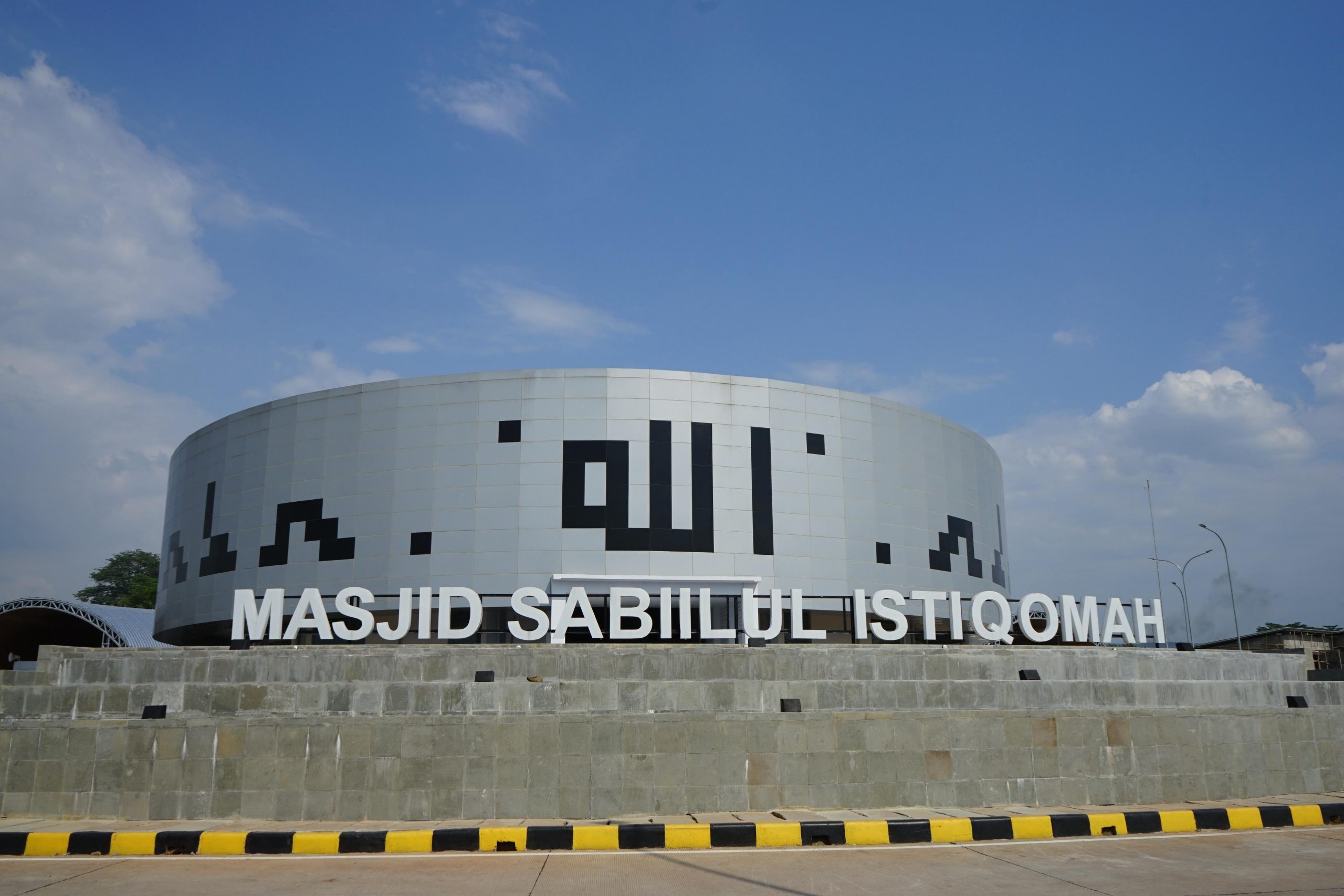 Kota Bekasi - Rest Area Travoy yang menjalankan Salat Idul Adha