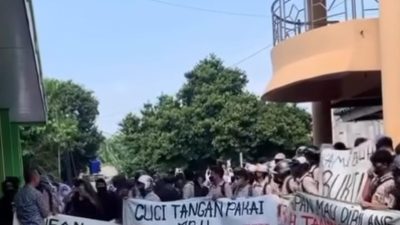 Kabupaten Bekasi - Aksi Demonstrasi siswa -siswi SMAN 9 Tambun Selatan atas dugaan Pungli Kepala Sekolah