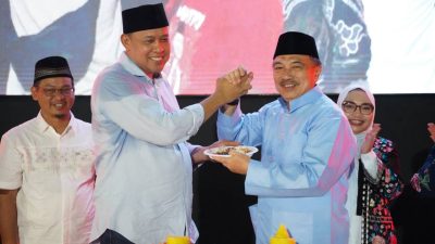 Kota Bekasi - Wali Kota Bekasi Tri Adhianto dan Wakil Wali Kota Bekasi Harris Bobihoe bersama Ketua DPRD Kota Bekasi Sardi Effendi saat memotong tumpeng bersyukur atas capaian 100 hari kerja Walikota dalam momen Nobar Timnas Indonesia vs China di Plaza Patriot Candrabahaga, Kamis (5/6/2025) malam.