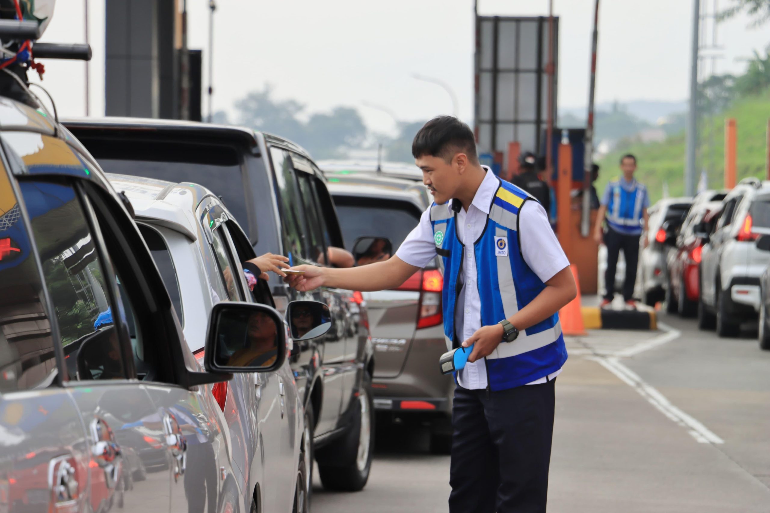 Kota Bekasi - Petugas Jasamarga bersiaga di Gerbang Tol