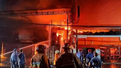 Kota Bekasi - Kebakaran toko sekaligus gudang ban di Pondok Gede, Kota Bekasi.