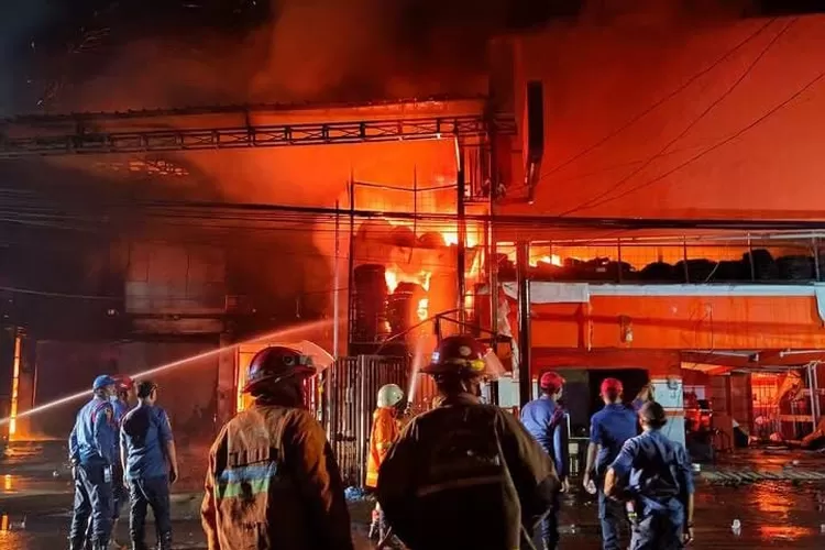 Kota Bekasi - Kebakaran toko sekaligus gudang ban di Pondok Gede, Kota Bekasi.