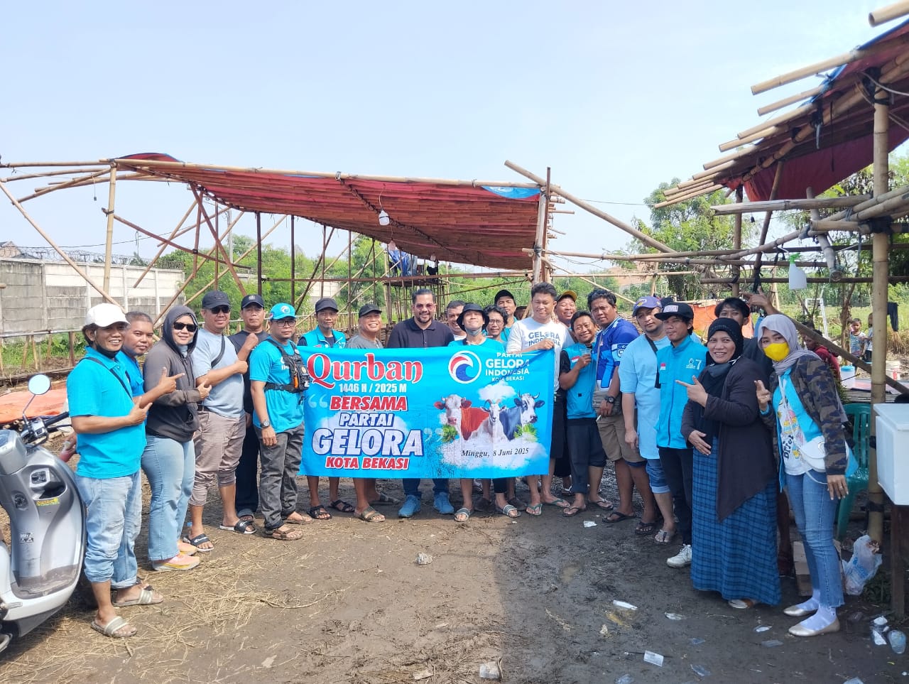Kota Bekasi - Dewan Pimpinan Daerah (DPD) Partai Gelombang Rakyat (Gelora) Indonesia Kota Bekasi menyelenggarakan kegiatan pemotongan hewan kurban dan pembagian daging kepada masyarakat.