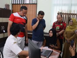 Jelang SPMB 2025, Wali Kota Bekasi Tinjau Langsung Kendala Pendaftaran Daring