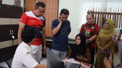 Kota Bekasi - Wali Kota Bekasi Tri Adhianto turun langsung memantau kesiapan SPMB 2025 di sejumlah sekolah.