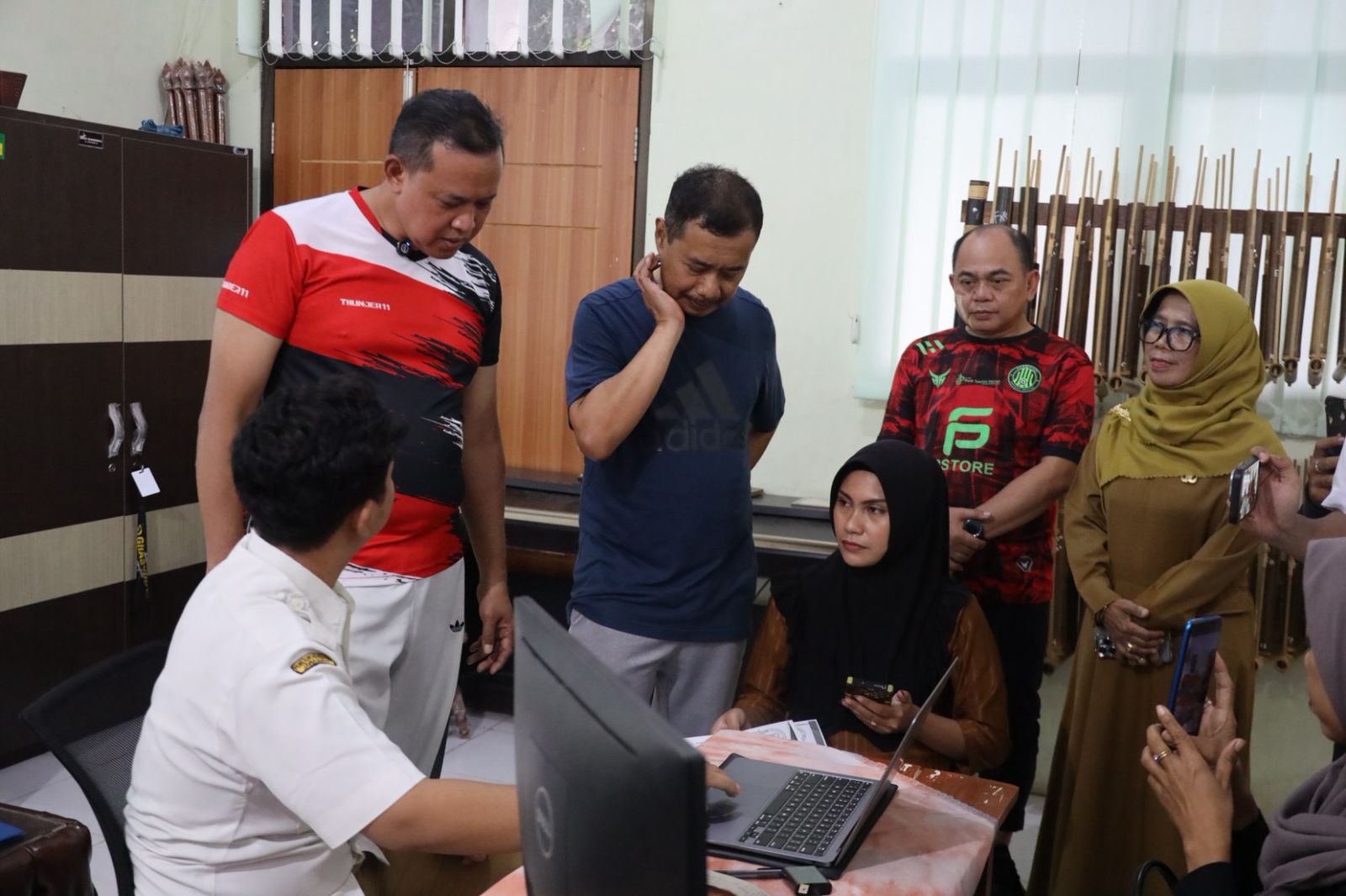 Kota Bekasi - Wali Kota Bekasi Tri Adhianto turun langsung memantau kesiapan SPMB 2025 di sejumlah sekolah.