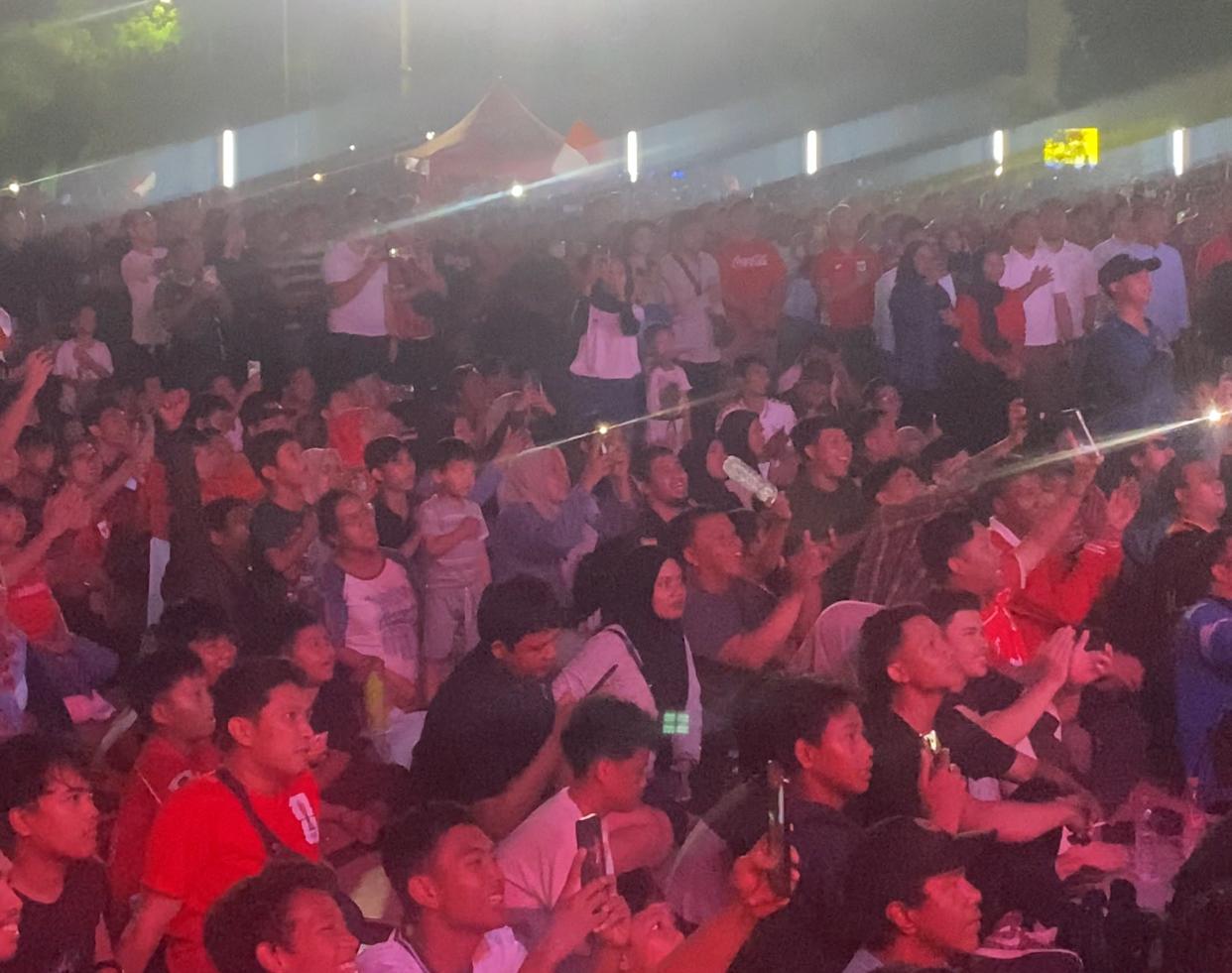 Kota Bekasi - Suasana Nobar saat Timnas Indonesia menjamu China di Plaza Patriot Candrabhaga. Foto: Gobekasi.id