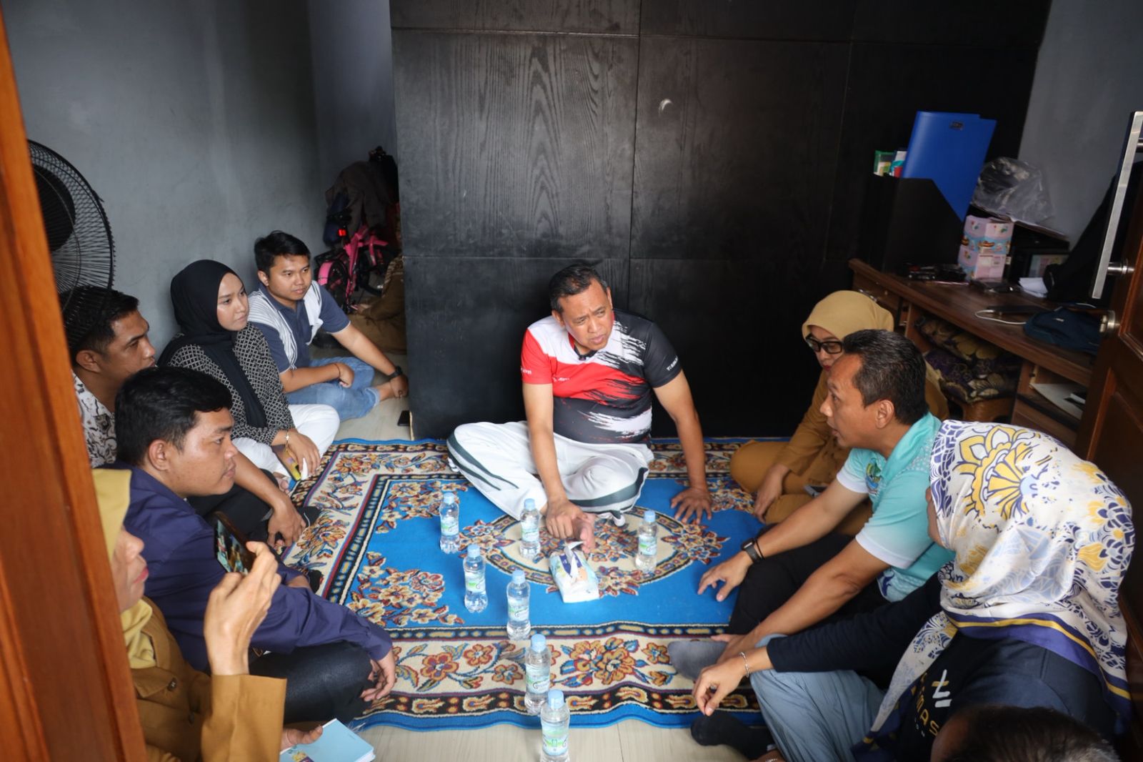 Kota Bekasi - Wali Kota Bekasi Tri Adhianto turun langsung menemui keluarga salah satu korban pelecehan anak oleh anak - anak.