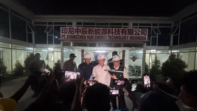 Kabupaten Bekasi - Menteri LH Hanif Faisol Nurofiq memberikan keterangan kepada wartawan dalam tinjauan oeprasi perusahaan pengolahan aki bekas di Kabupaten Bekasi, Kamis malam (12/6/2025) ANTARA/Prisca Triferna