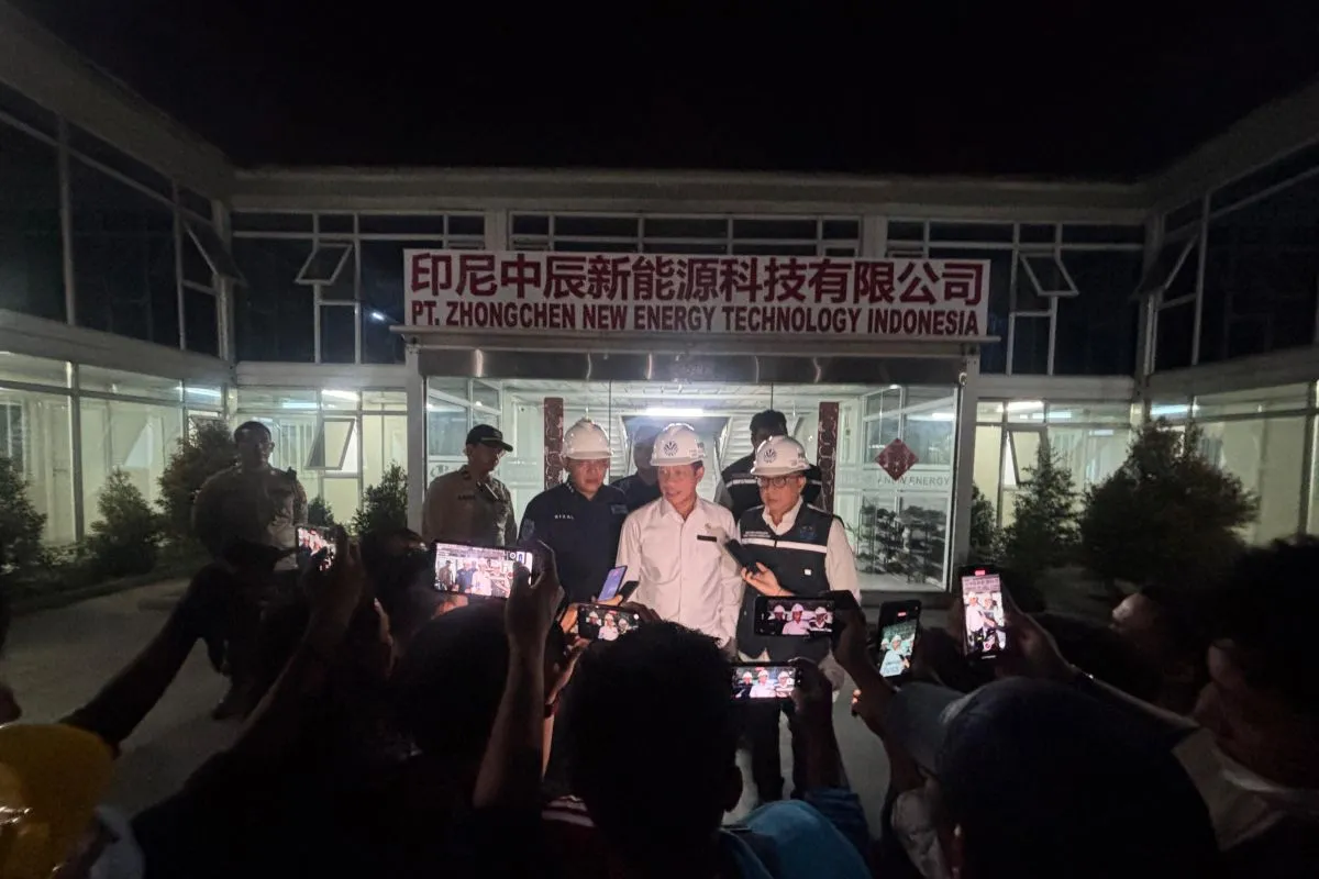 Kabupaten Bekasi - Menteri LH Hanif Faisol Nurofiq memberikan keterangan kepada wartawan dalam tinjauan oeprasi perusahaan pengolahan aki bekas di Kabupaten Bekasi, Kamis malam (12/6/2025) ANTARA/Prisca Triferna