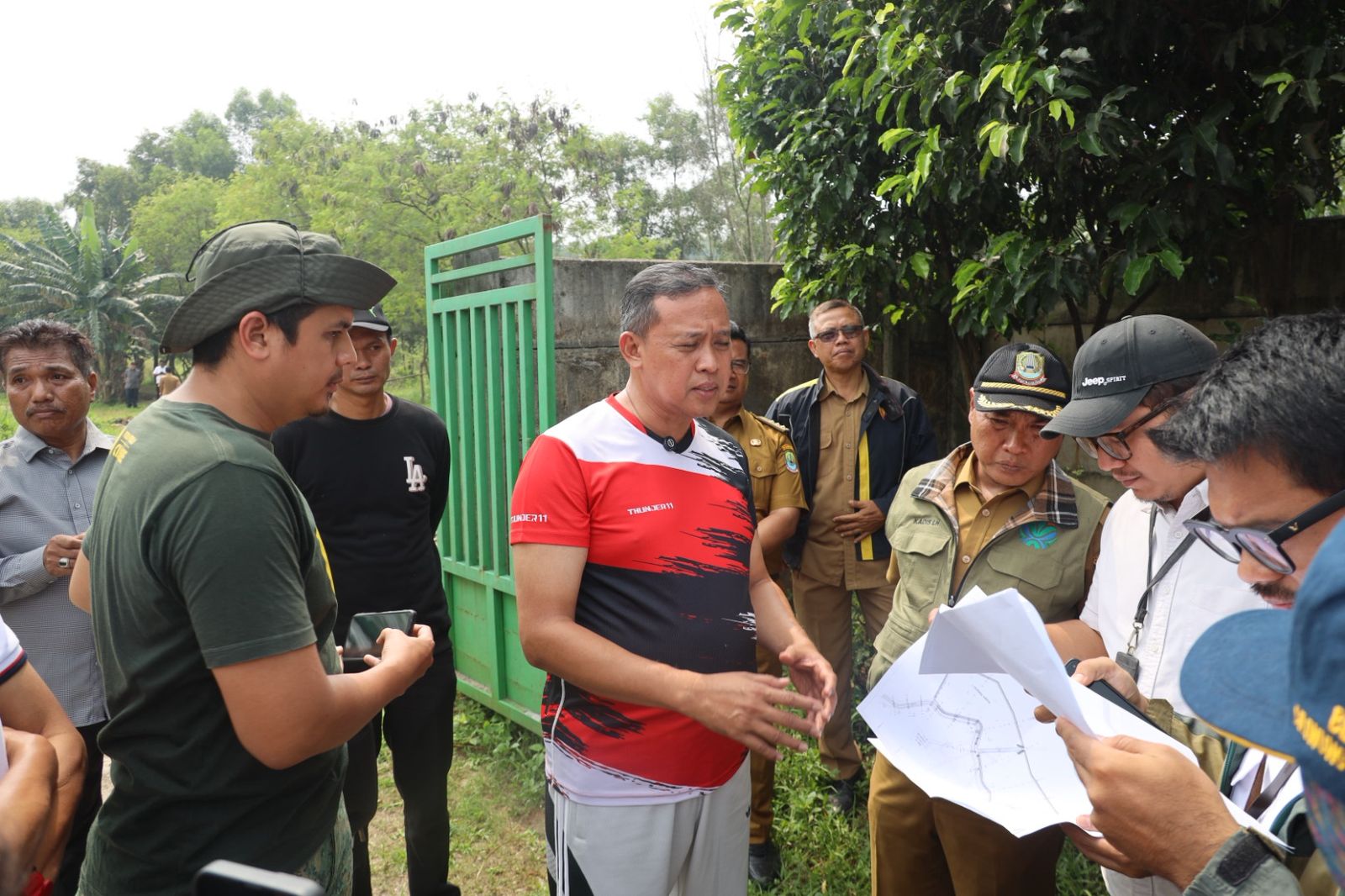 Kota Bekasi - Wali Kota Bekasi, Tri Adhianto, bersama Balai Besar Wilayah Sungai Ciliwung Cisadane (BBWSCC) dan Forum Peduli Cijambe, telah meninjau sejumlah titik strategis di Kecamatan Bantargebang dan Mustika Jaya