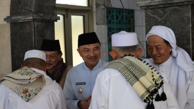 Kota Bekasi - Wakil Wali Kota Bekasi Harris Bobihe saat menjalankan safari Jumat