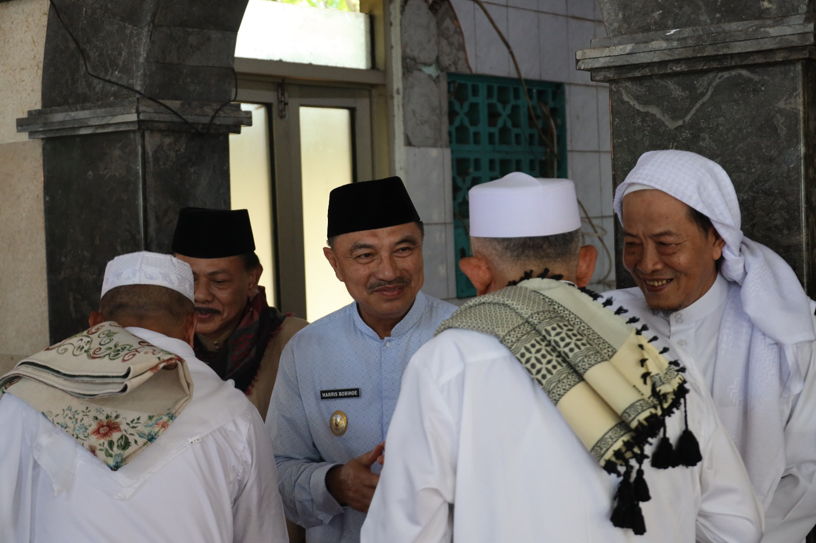 Kota Bekasi - Wakil Wali Kota Bekasi Harris Bobihe saat menjalankan safari Jumat
