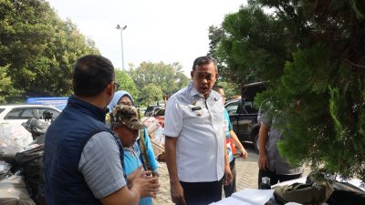 Kota Bekasi - Wali Kota Bekasi, Tri Adhianto, dalam kegiatan rutin Jumat Pilah Sampah yang diikuti oleh aparatur pemerintah di seluruh satuan kerja Kota Bekasi.
