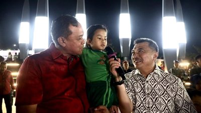 Kota Bekasi - Wali Kota Bekasi, Tri Adhianto, bersama Wakil Wali Kota, A. Harris Bobihoe, menikmati suasana Nongkrong Syahdu di Plaza Patriot Candrabhaga.