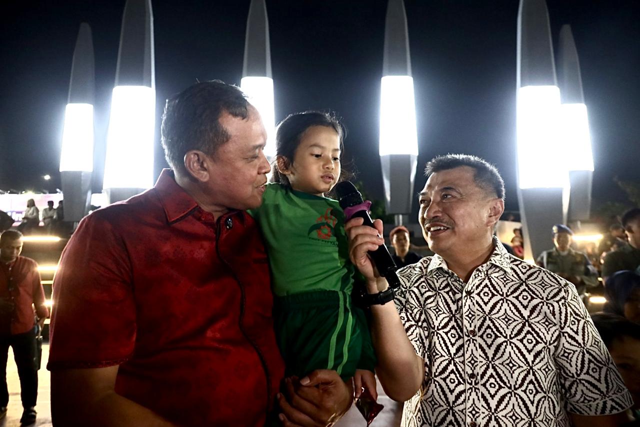 Kota Bekasi - Wali Kota Bekasi, Tri Adhianto, bersama Wakil Wali Kota, A. Harris Bobihoe, menikmati suasana Nongkrong Syahdu di Plaza Patriot Candrabhaga.