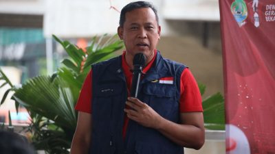 Kota Bekasi - Wali Kota Bekasi Tri Adhianto saat berdiskusi den gan mahasiswa terkait dengan pembangunan kawasan wisata air kalimalang. Foto: Gobekasi.id