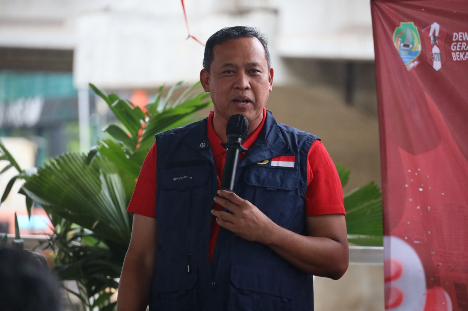 Kota Bekasi - Wali Kota Bekasi Tri Adhianto saat berdiskusi den gan mahasiswa terkait dengan pembangunan kawasan wisata air kalimalang