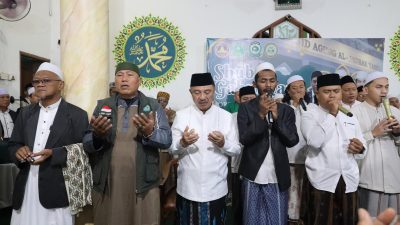 Kota Bekasi - Wakil Wali Kota Bekasi Abdul Harris Bobihoe menghadiri kegiatan Sholat Shubuh Gabungan sekaligus tasyakur milad KH Rahmadin Afif yang digelar di Masjid Agung Al-Jauhar, Jatimurni, Pondokmelati.
