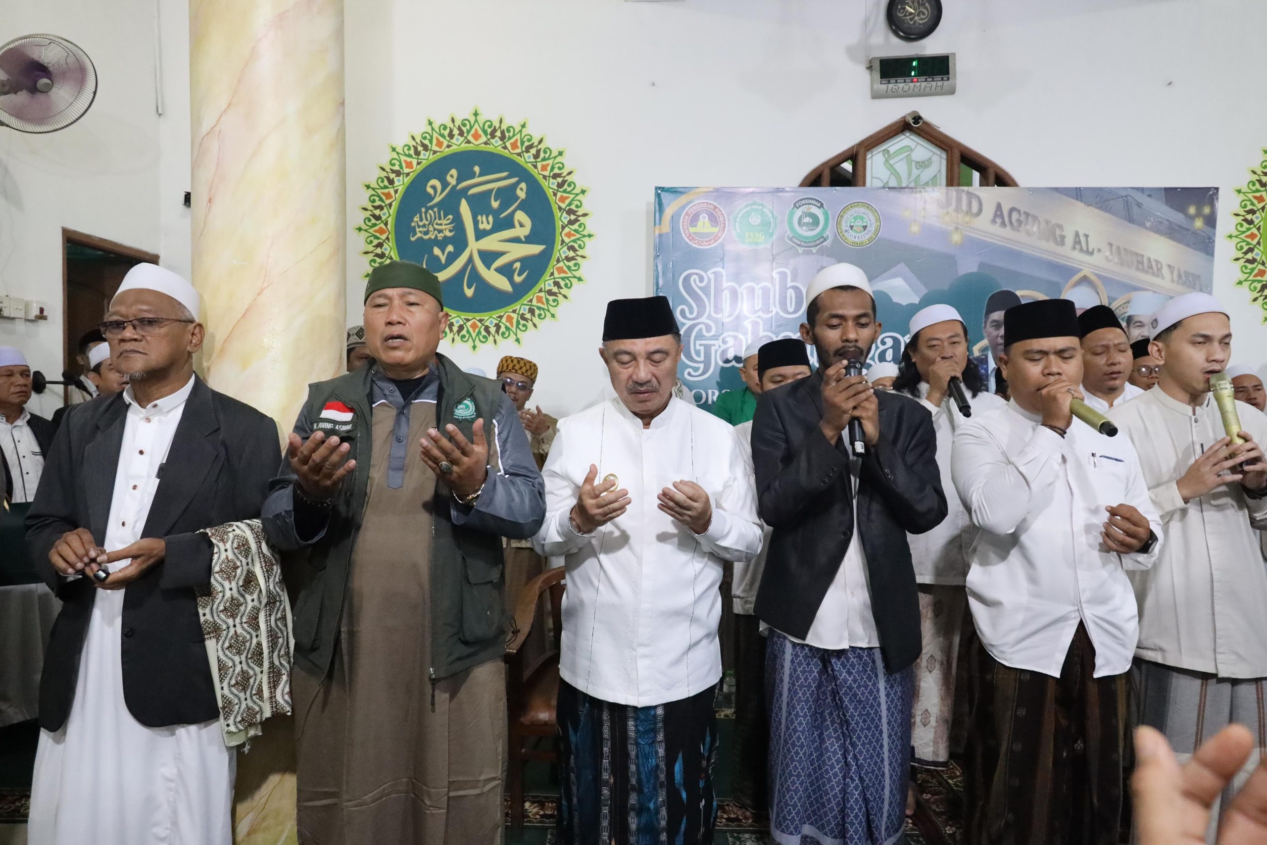 Kota Bekasi - Wakil Wali Kota Bekasi Abdul Harris Bobihoe menghadiri kegiatan Sholat Shubuh Gabungan sekaligus tasyakur milad KH Rahmadin Afif yang digelar di Masjid Agung Al-Jauhar, Jatimurni, Pondokmelati.