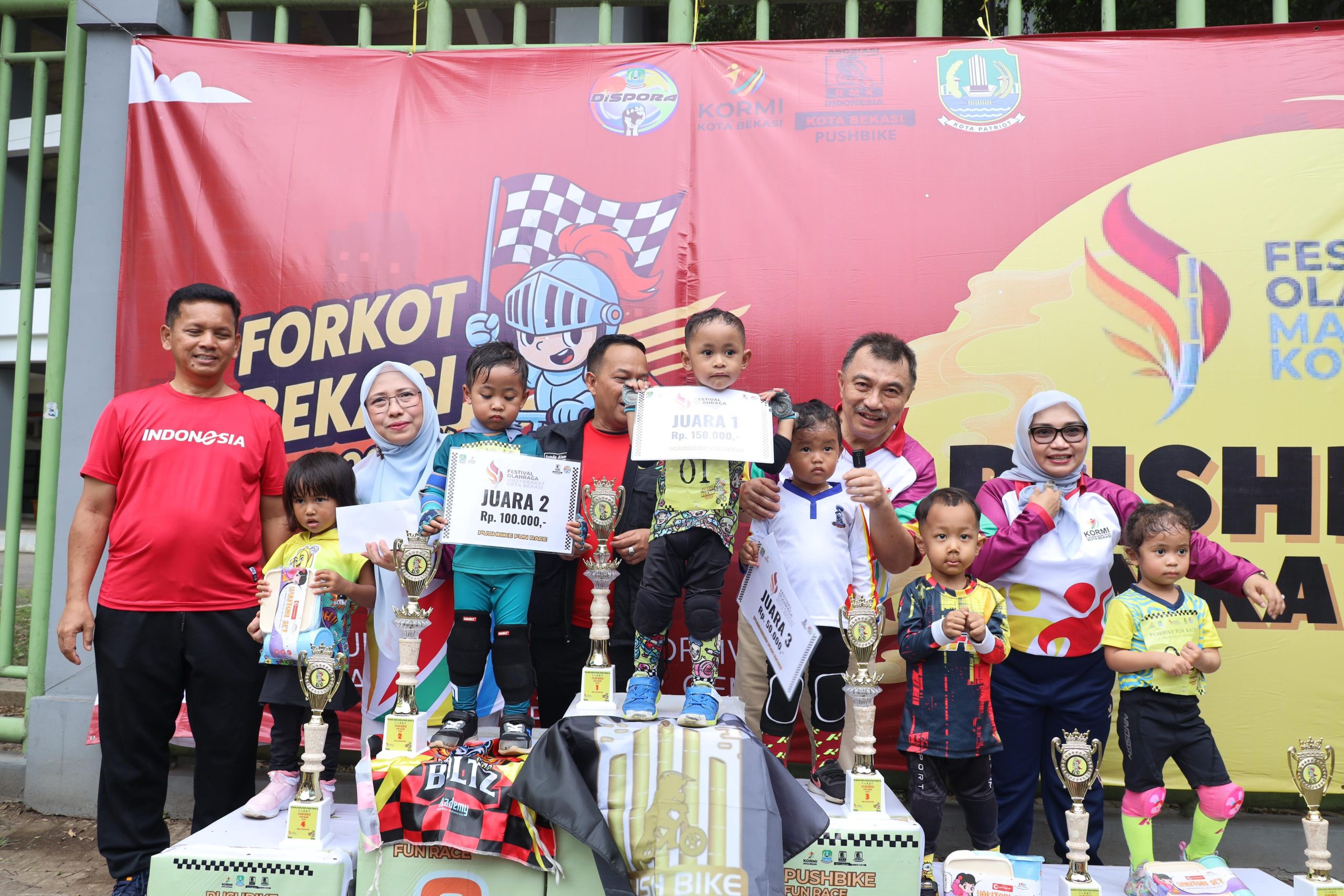 Kota Bekasi - Wakil Wali Kota Bekasi, Abdul Harris Bobihoe, Ketua KORMI Kota Bekasi Wiwiek Hargono Tri Adhianto hadir dalam gelaran Festival Olahraga Rekreasi Kota (Forkot) IV.