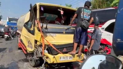Kota Bekasi - Kecelakaan beruntun libatkan tiga kendaraan di Bekasi Timur.