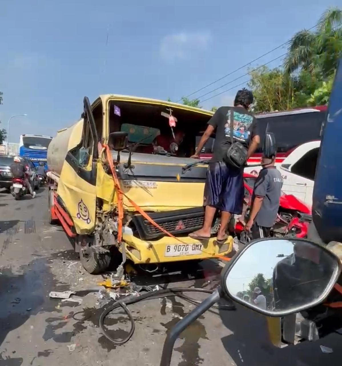 Kota Bekasi - Kecelakaan beruntun libatkan tiga kendaraan di Bekasi Timur.