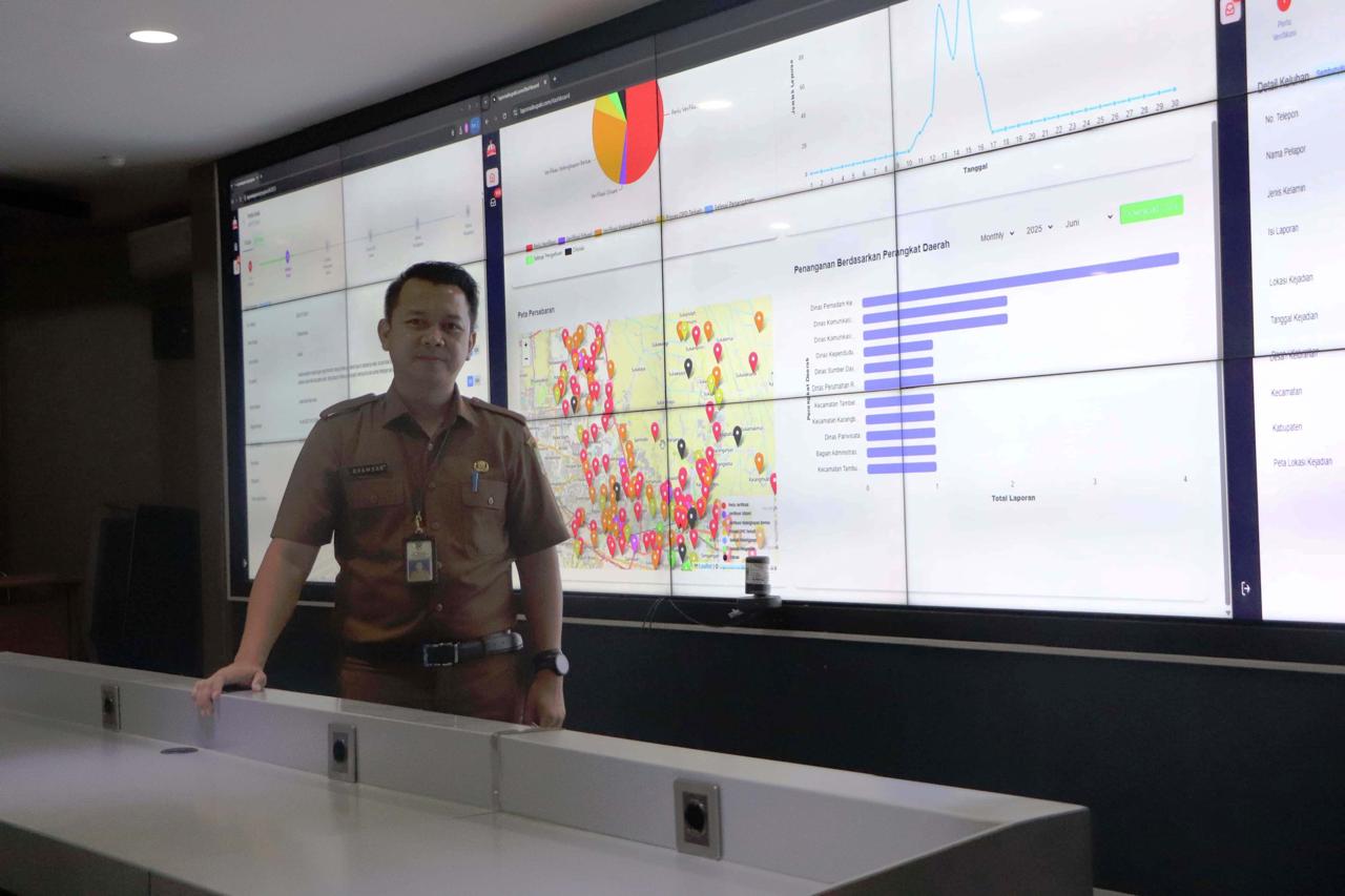 Kabupaten Bekasi - Kepala Bidang Informasi Komunikasi Publik (IKP) Diskominfosantik Kabupaten Bekasi adalah Rhamdan Nurul Ikhsan saat memeriksa laporan masyarakat di Commad Centre, Diskominfosantik, Komplek Pemkab Bekasi, Cikarang Pusat, Senin (16/6/2025).