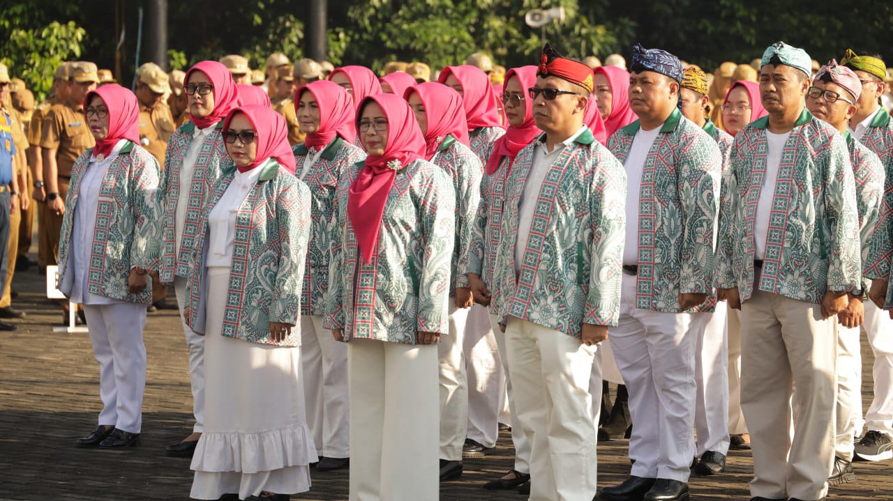 Kota Bekasi - Wali Kota Bekasi Tri Adhianto secara resmi mengukuhkan Kepengurusan Dewan Kerajinan Nasional Daerah (Dekranasda) Kota Bekasi masa bakti 2025–2030, dalam upacara yang digelar di Lapangan Plaza Pemerintah Kota Bekasi.