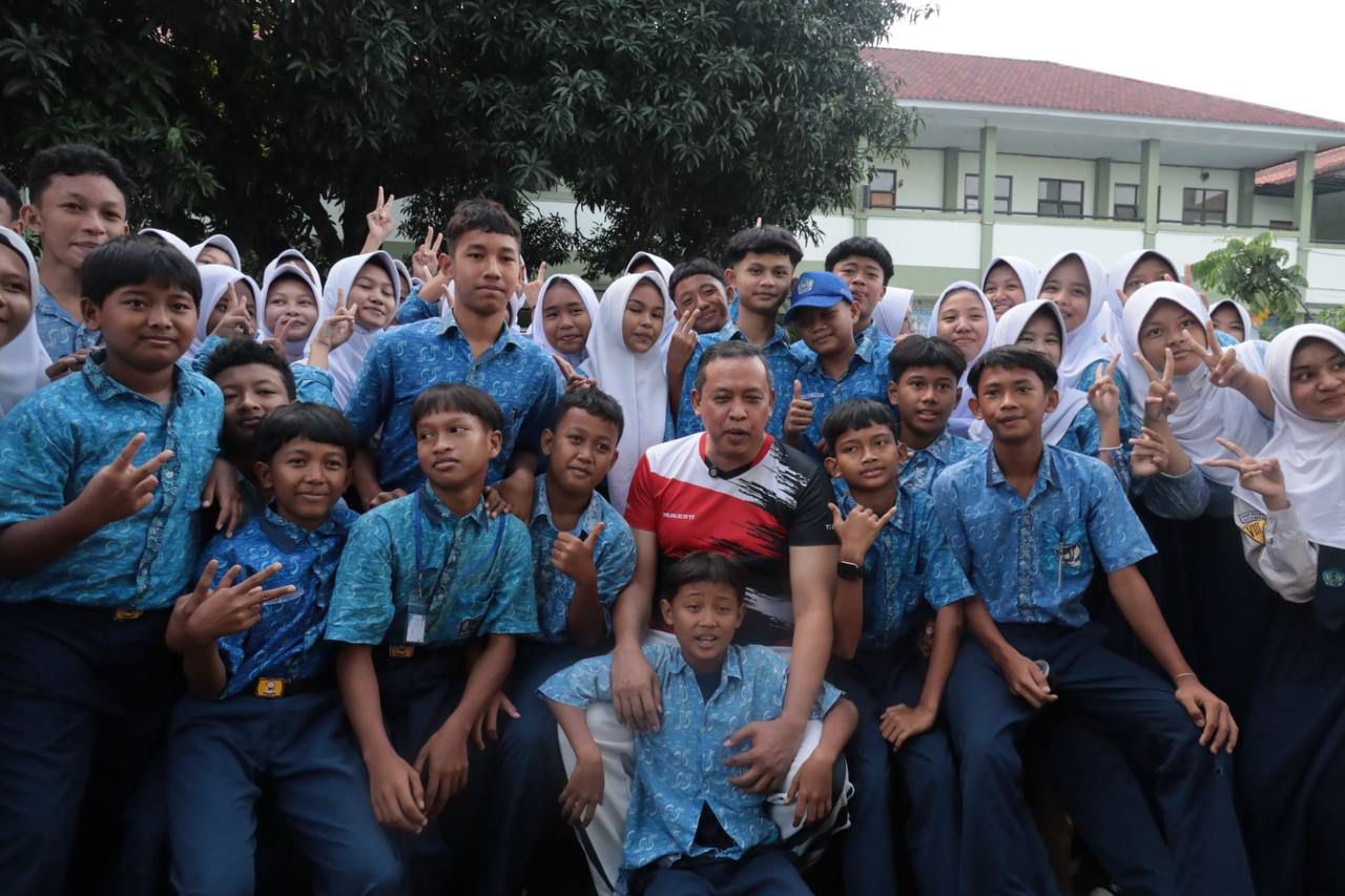 Kota Bekasi - Wali Kota Bekasi Tri Adhianto bersama para siswa SMP Negeri 4 Kota Bekasi.