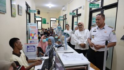 Kota Bekasi - Wali Kota Bekasi, Tri Adhianto, melakukan inspeksi mendadak (sidak) ke Puskesmas Jatiranggon, Kecamatan Jatisampurna, Rabu (18/6/2025).