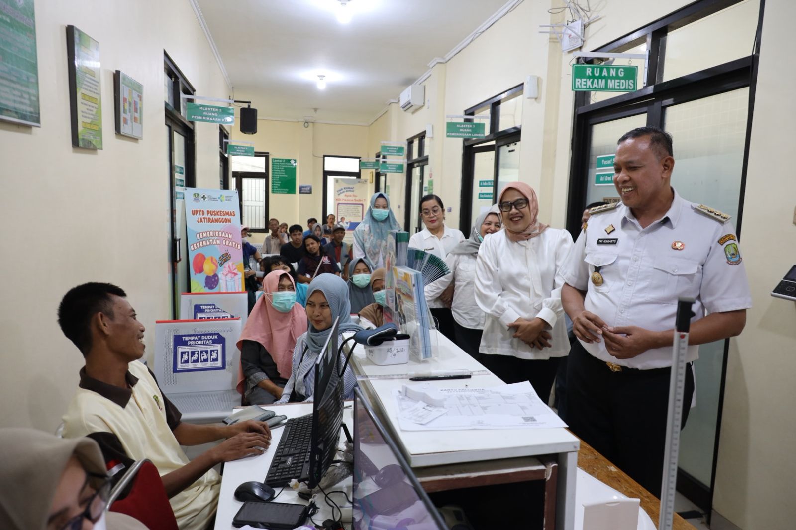 Kota Bekasi - Wali Kota Bekasi, Tri Adhianto, melakukan inspeksi mendadak (sidak) ke Puskesmas Jatiranggon, Kecamatan Jatisampurna, Rabu (18/6/2025).