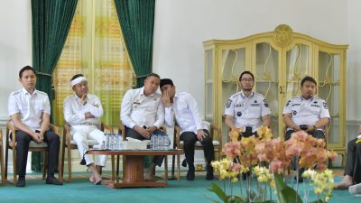 Kota Bekasi - Gubernur Jawa Barat Dedi Mulyadi memimpin Rapat Koordinasi Strategis bersama para kepala daerah di Bale Sri Baduga, Purwakarta, Rabu (18/6/2025).