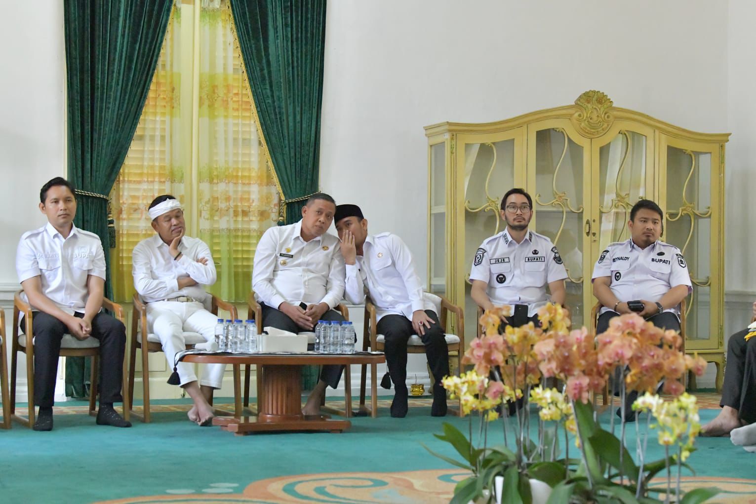 Kota Bekasi - Gubernur Jawa Barat Dedi Mulyadi memimpin Rapat Koordinasi Strategis bersama para kepala daerah di Bale Sri Baduga, Purwakarta, Rabu (18/6/2025).