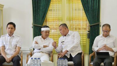 Kota Bekasi - Wali Kota Bekasi Tri Adhianto bersama Gubernur Jawa Barat, Dedi Mulyadi.