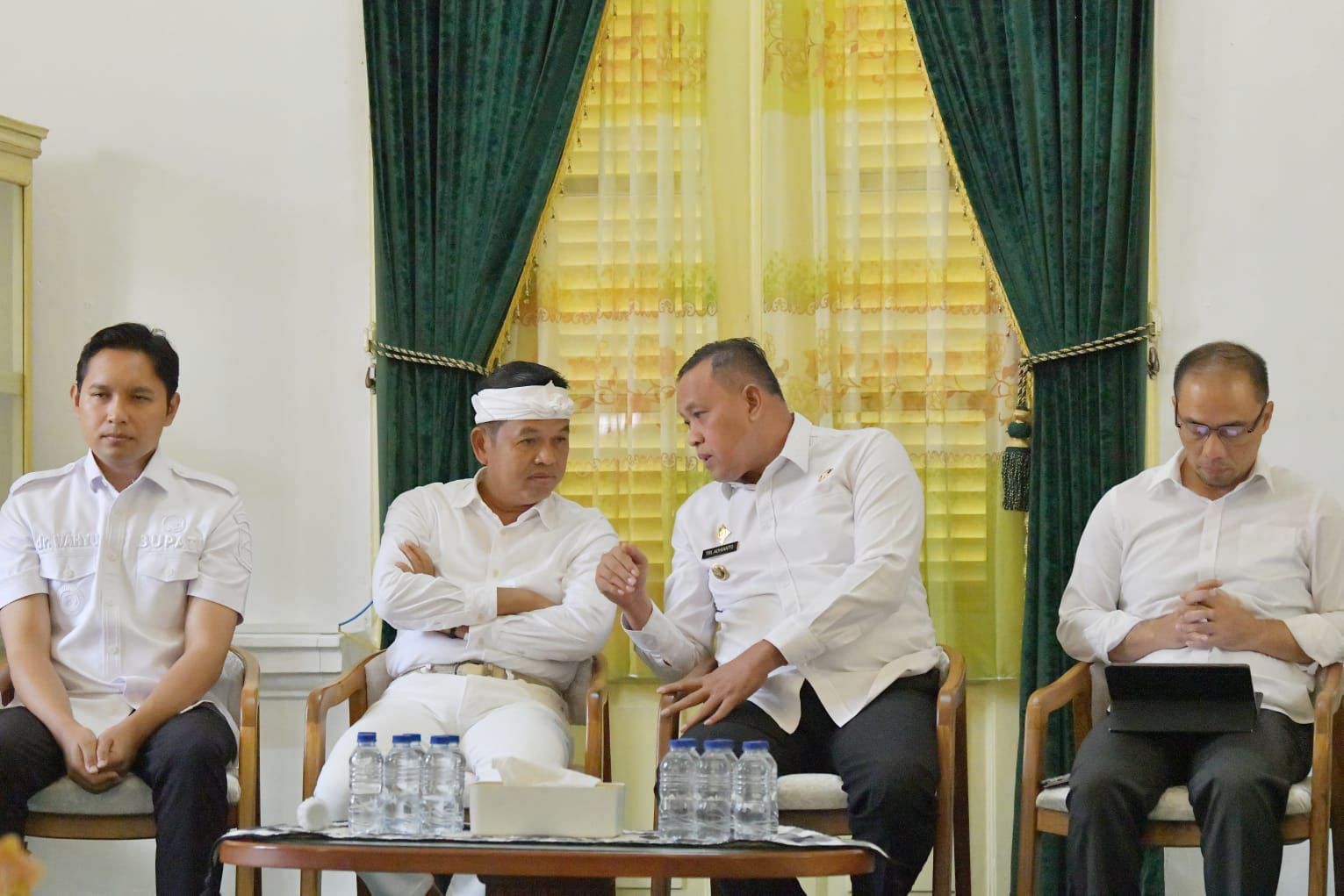 Kota Bekasi - Wali Kota Bekasi Tri Adhianto bersama Gubernur Jawa Barat, Dedi Mulyadi.
