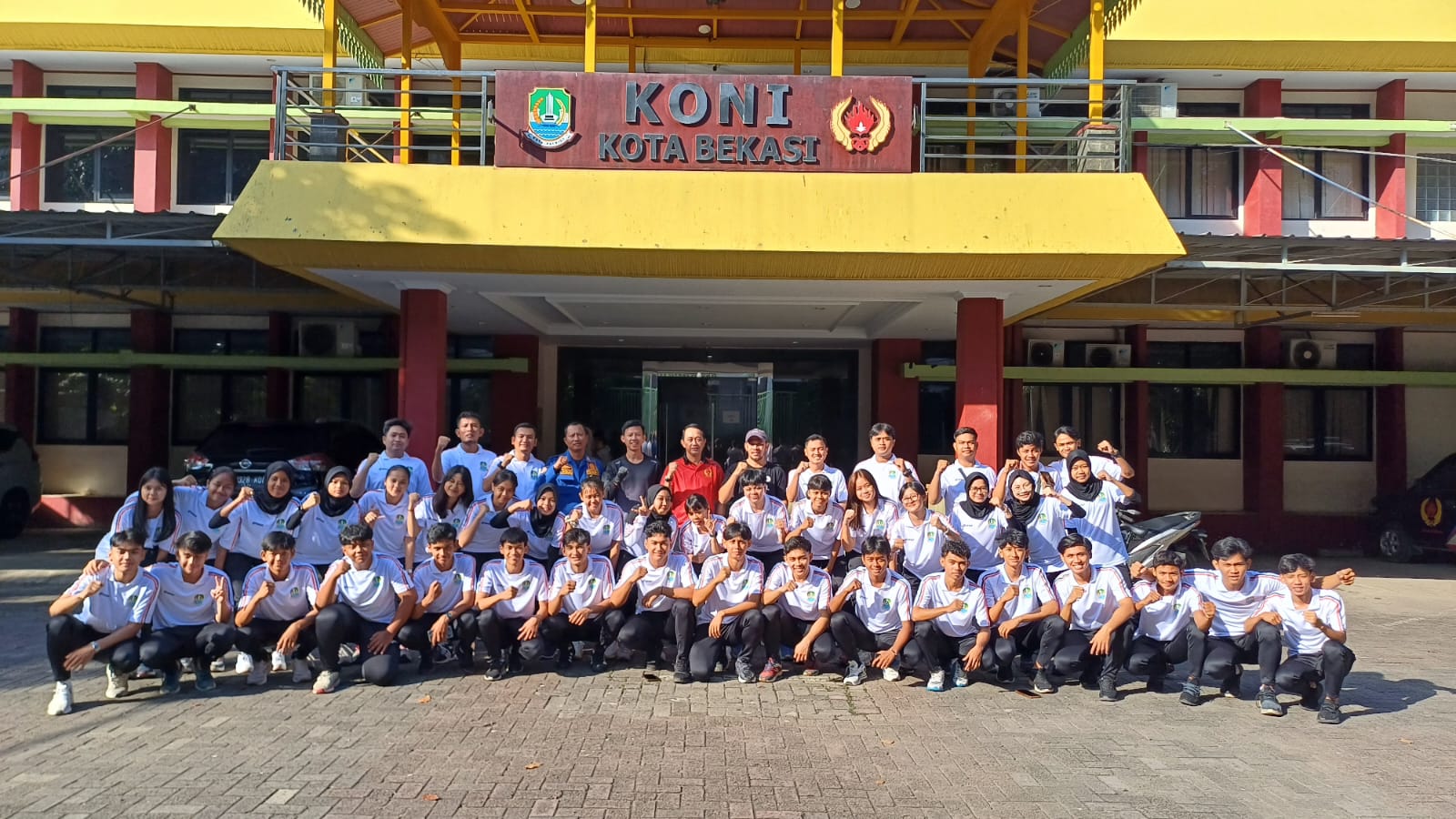 Kota Bekasi - Ketua Harian KONI Kota Bekasi, Agus Irianto melepas tim putra dan putri Futsal Kota Bekasi untuk mengikuti Kejurda AFP Jabar 2025 di Jatinangor.