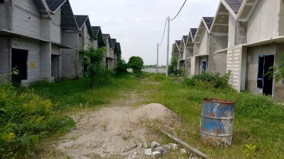 Kabupaten Bekasi - Pembangunan Perumahan Mansion Hill Mekarwangi yang mangkrak dan diprotes konsumen.