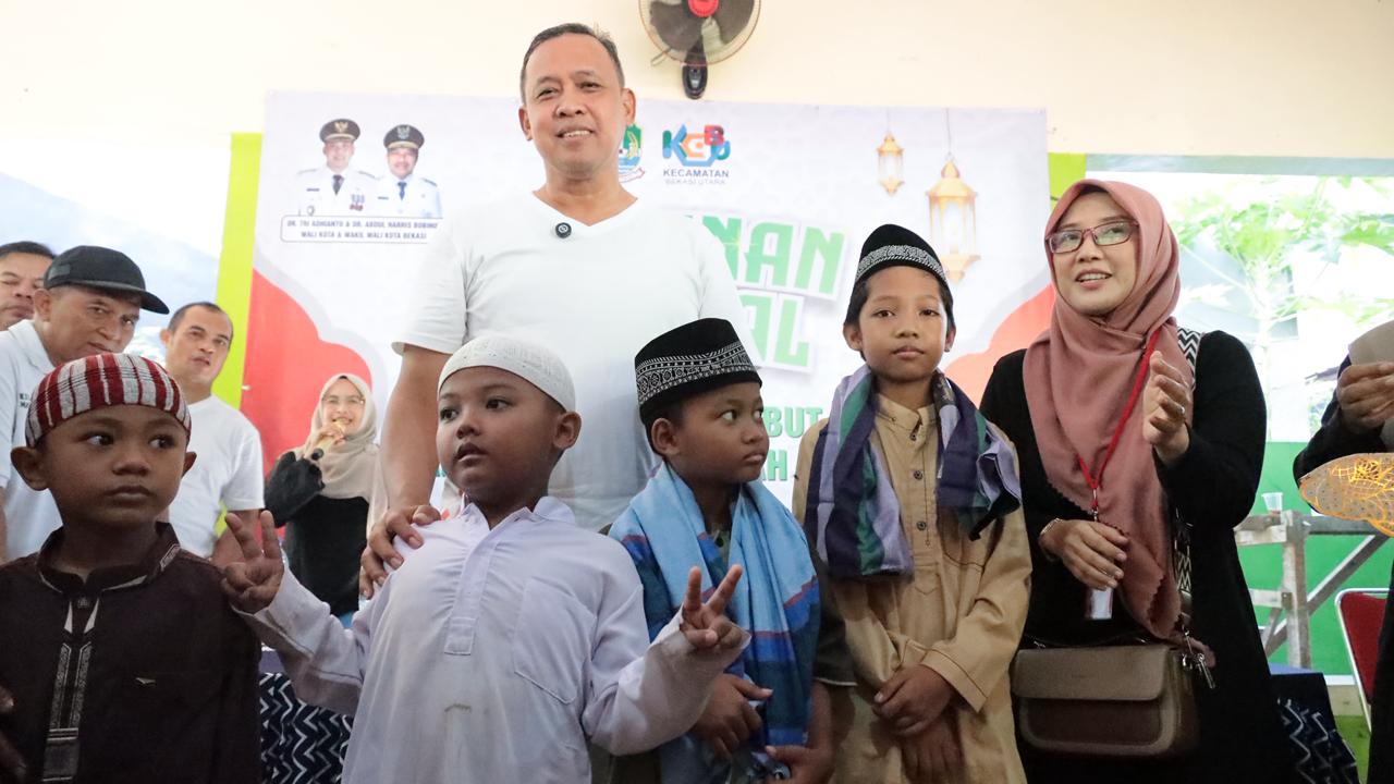 Kota Bekasi - Wali Kota Bekasi Tri Adhianto bersama anak - anak menyambut Khitanan Massal Dalam Rangka Tahun Baru Islam 1447 H/2025