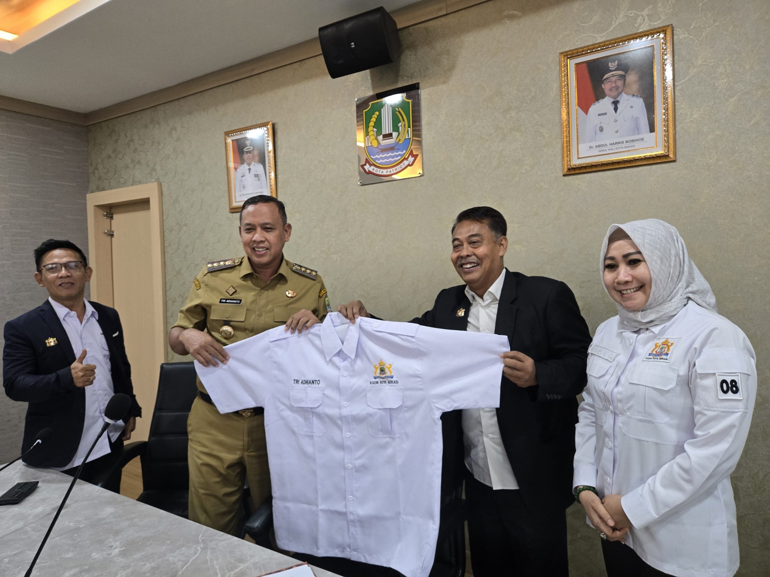 Kota Bekasi - Wali Kota Bekasi Tri Adhianto menerima kunjungan pengurus Kadin Kota Bekasi yang dipimpin Qadar Ruslan Siregar. Foto: Gobekasi.id