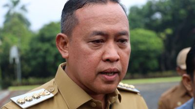 Kota Bekasi - Wali Kota Bekasi Tri Adhianto berlinang air mata saat menanggapi pertanyaan wartawan soal anak yang aniaya ibu kandung di Bekasi Timur.