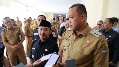 Kota Bekasi - Wali Kota Bekasi Tri Adhianto bersama Bupati dan Wakil Bekasi Bekasi, Ade Kuswara Kunang - Asep Surya Atmaja.