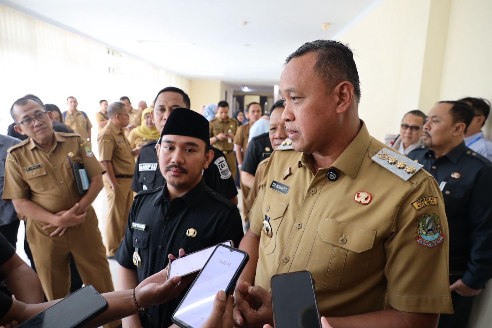 Kota Bekasi - Wali Kota Bekasi Tri Adhianto bersama Bupati dan Wakil Bekasi Bekasi, Ade Kuswara Kunang - Asep Surya Atmaja.