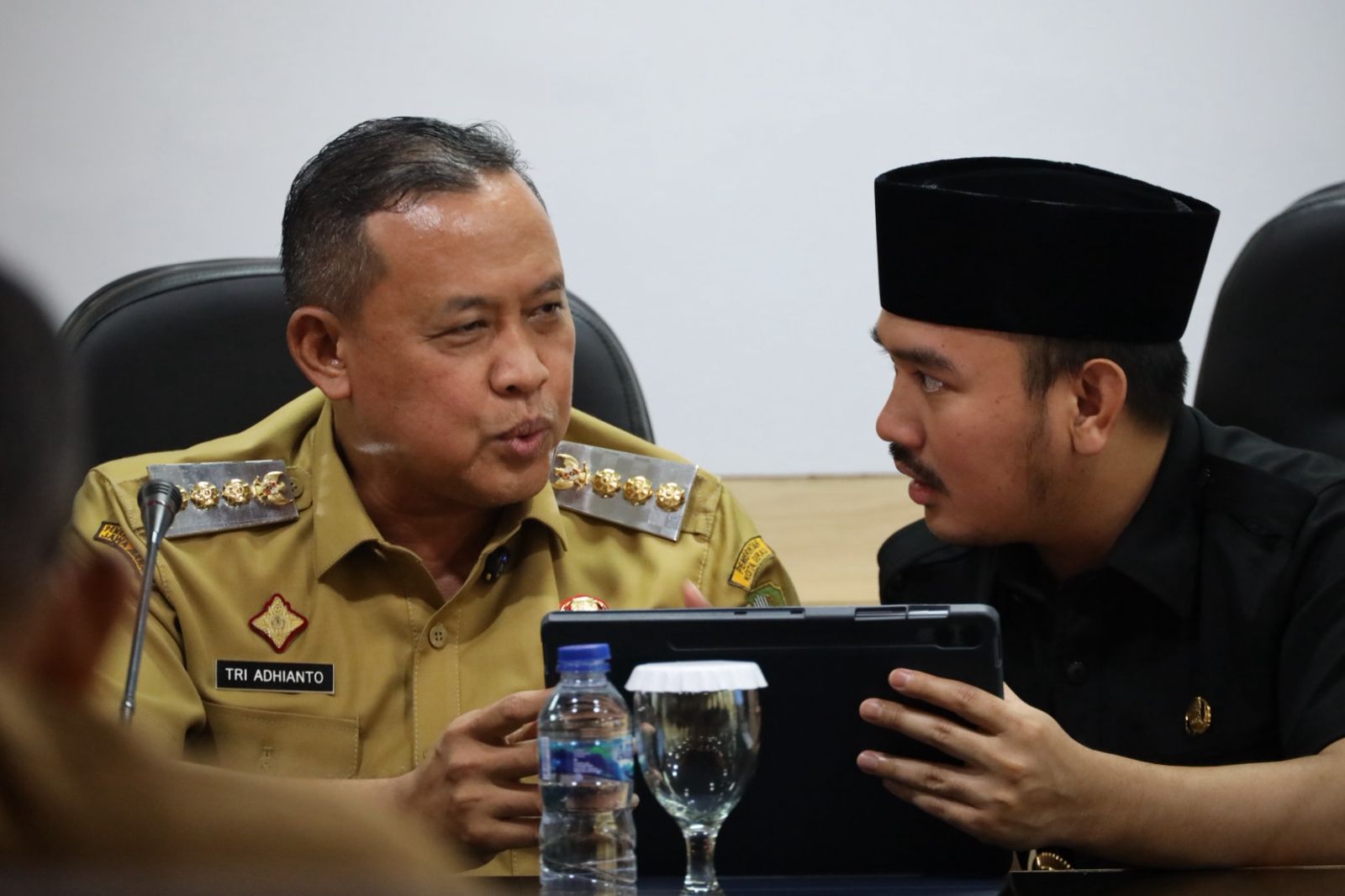 Kota Bekasi - Pertemuan Wali Kota Bekasi Tri Adhianto dan Bupati Bekasi Ade Kuswara Kunang membahas persoalan aset hingga investasi yang masih tumpang tindih di kedua daerah.