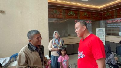 Kota Bekasi - Wali Kota Bekasi Tri Adhianto meninjau langsung Dinas Pendidikan untuk memastikan tidak adanya kendala teknis dalam SPMB 2025, Rabu (25/6/2025).